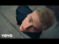 Machine Gun Kelly - I Think I'm OKAY (Feat. YUNGBLUD & Travis Barker)